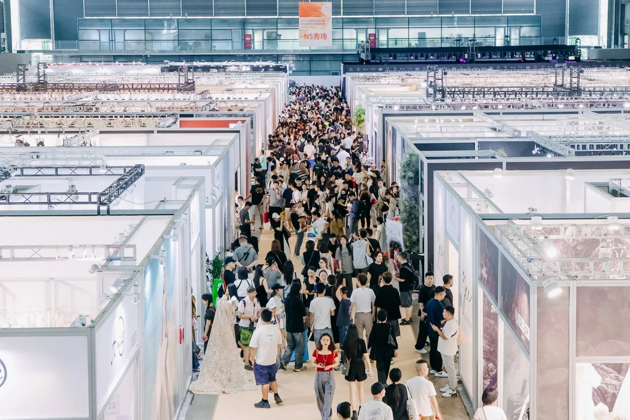 “蛇”來(lái)運(yùn)轉(zhuǎn)，2025上海國(guó)際婚紗禮服時(shí)裝周誠(chéng)邀攜手出圈